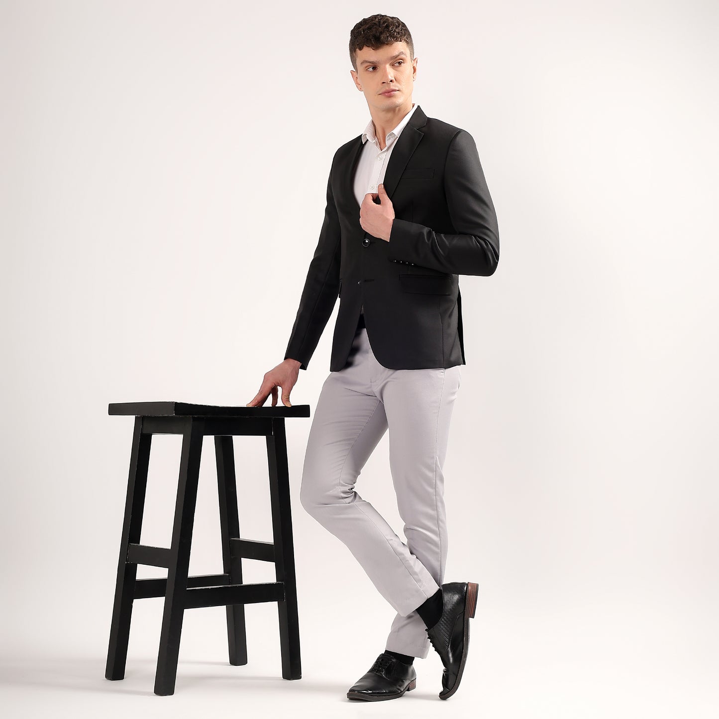 Side view of Darelooks black blazer structured silhouette with movement enhancing double vents