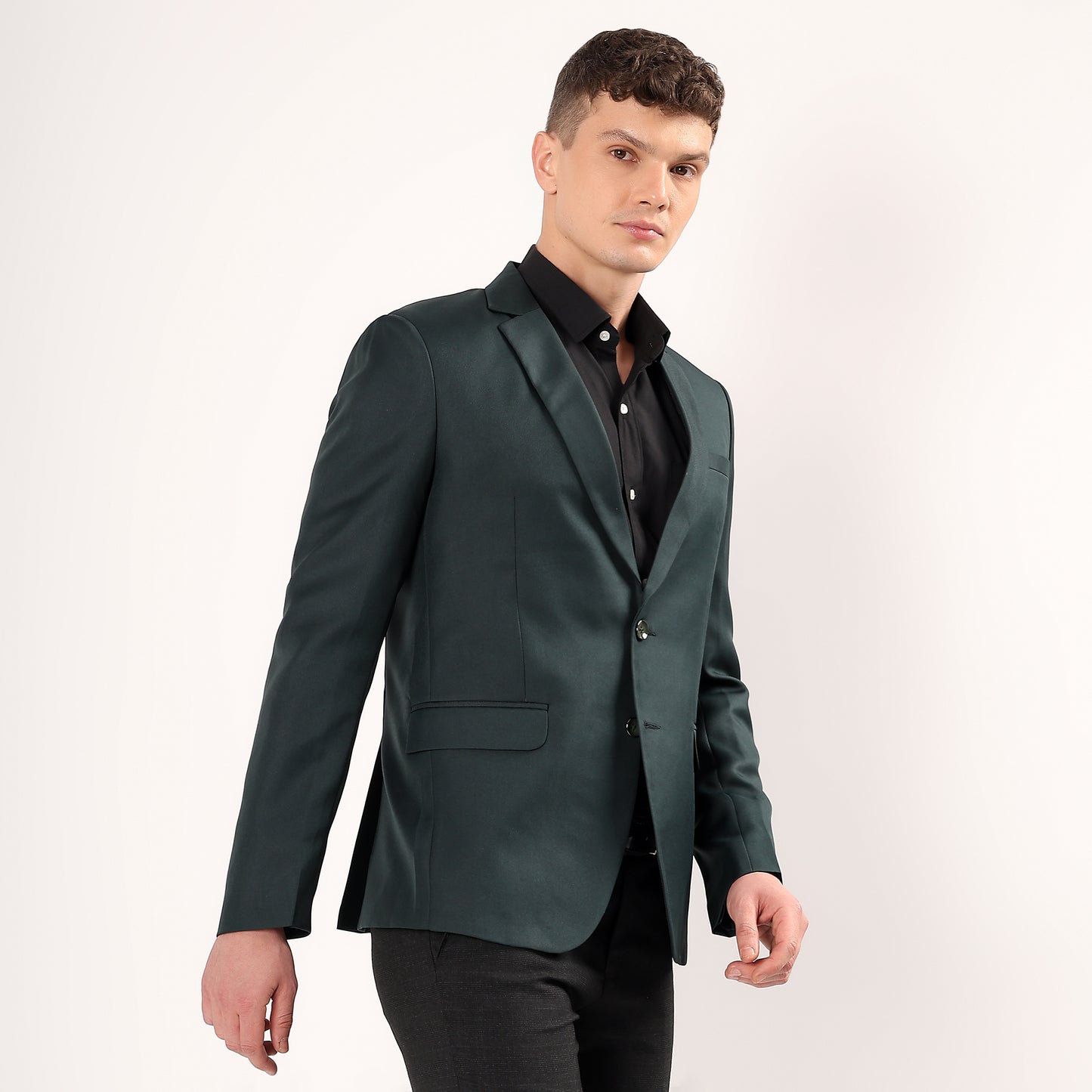 Two-button closure detail on Darelooks deep green blazer clean finish and premium design