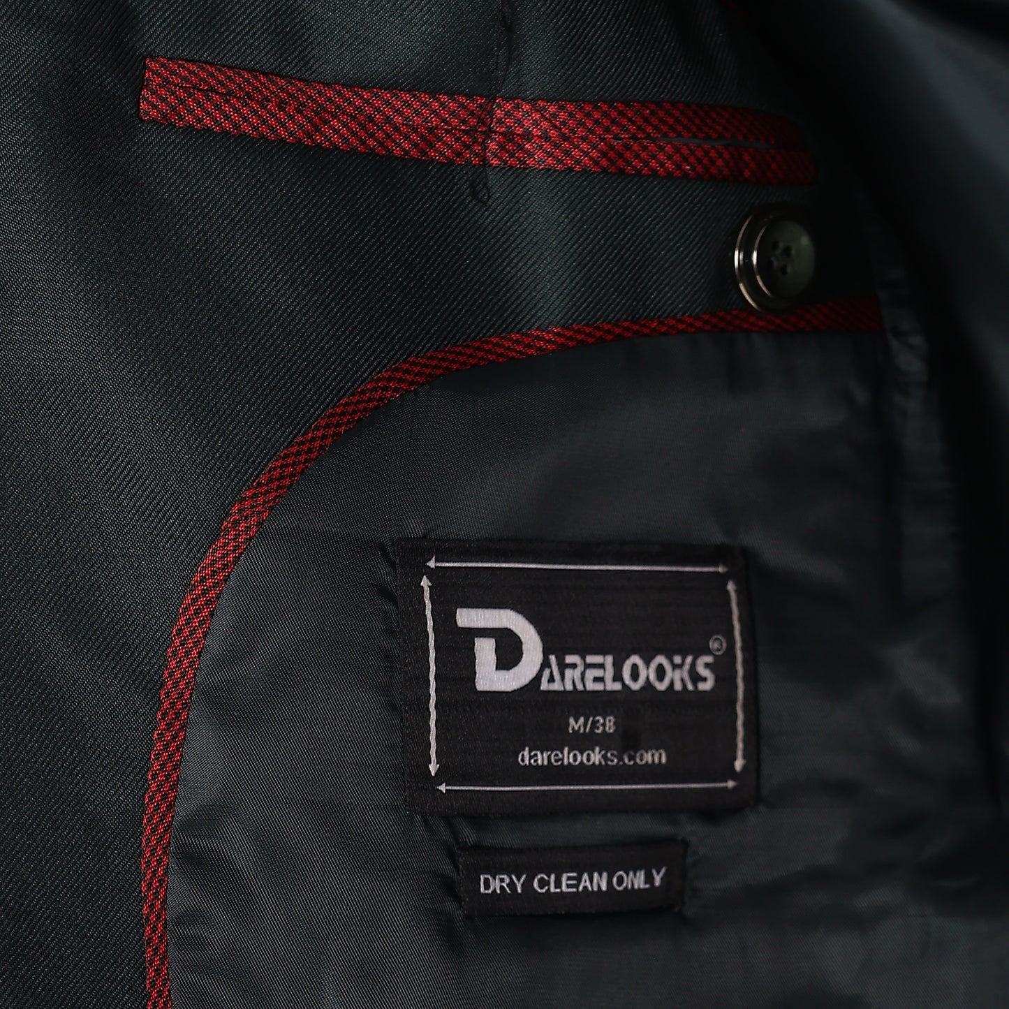 Notch lapel close-up of Darelooks men's blazer classic tailoring in refined deep green fabric