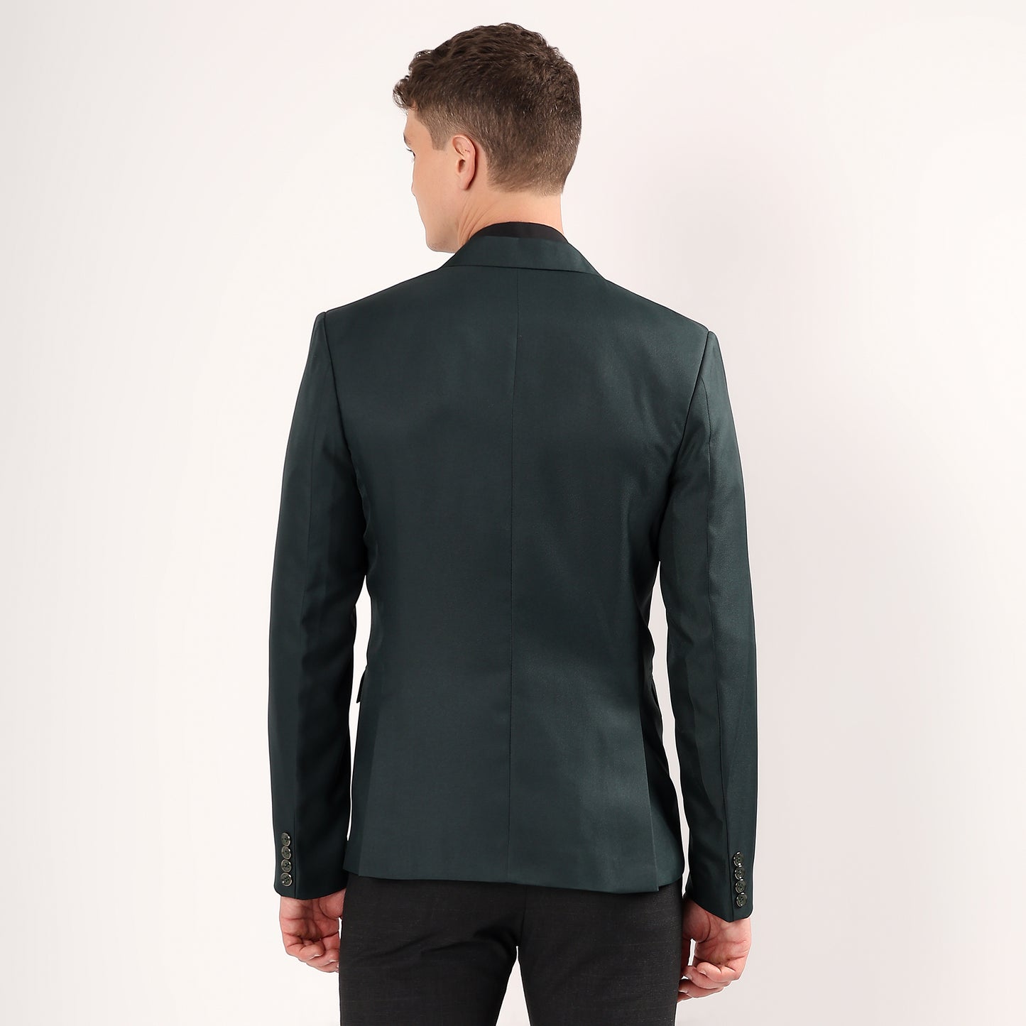 Close-up of Darelooks blazer in deep green five functional pockets and precise seam detailing