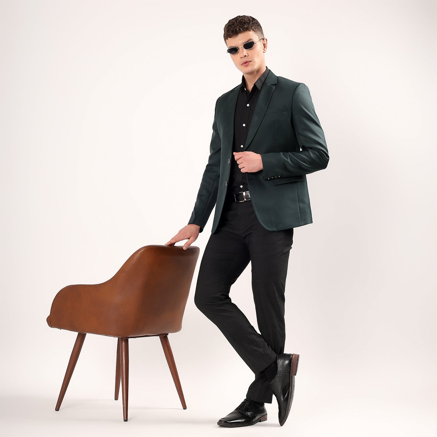Side profile of Darelooks deep green blazer structured modern silhouette with double vents