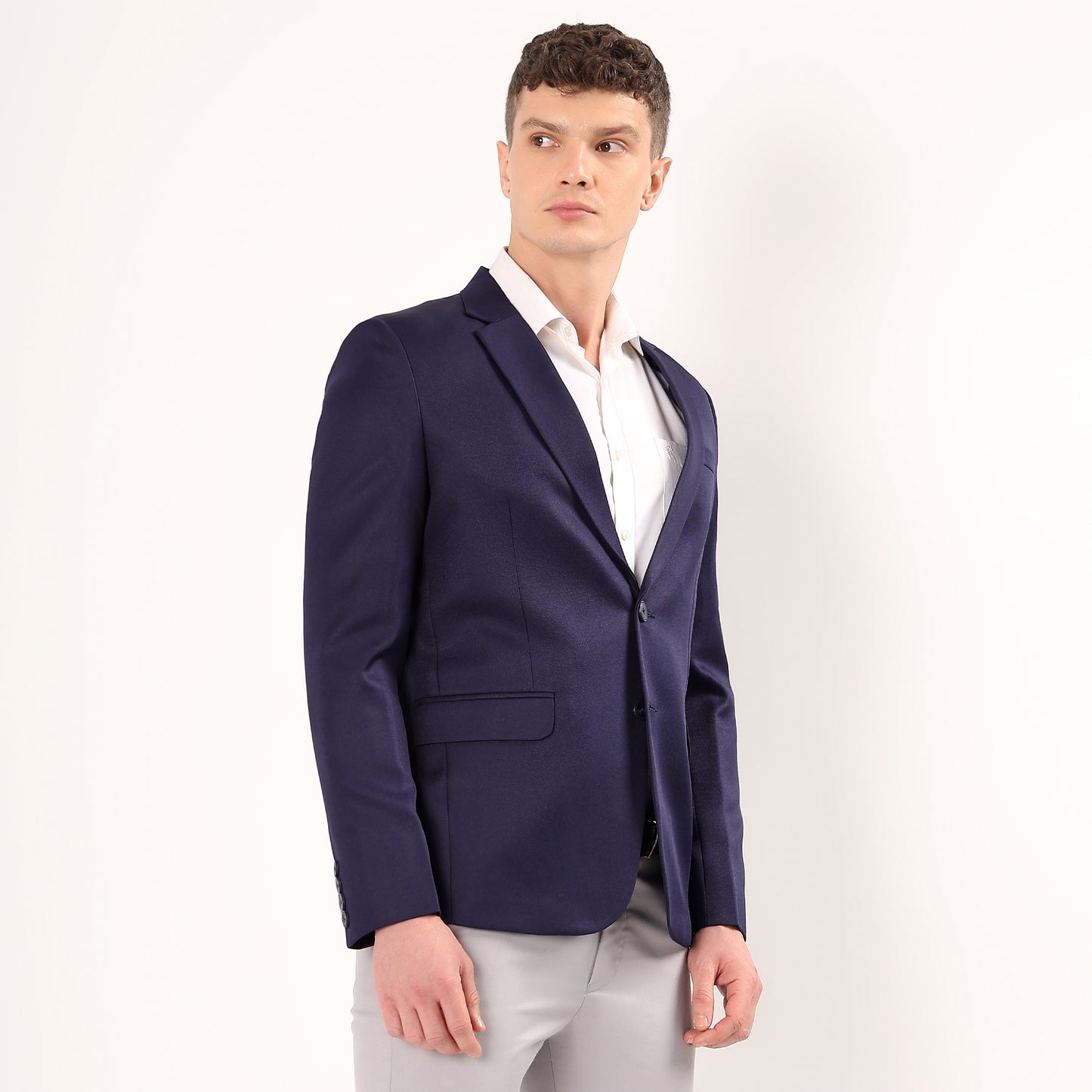 Close up of flap pockets and chest pocket on Darelooks navy blue blazer 5 pocket functional layout
