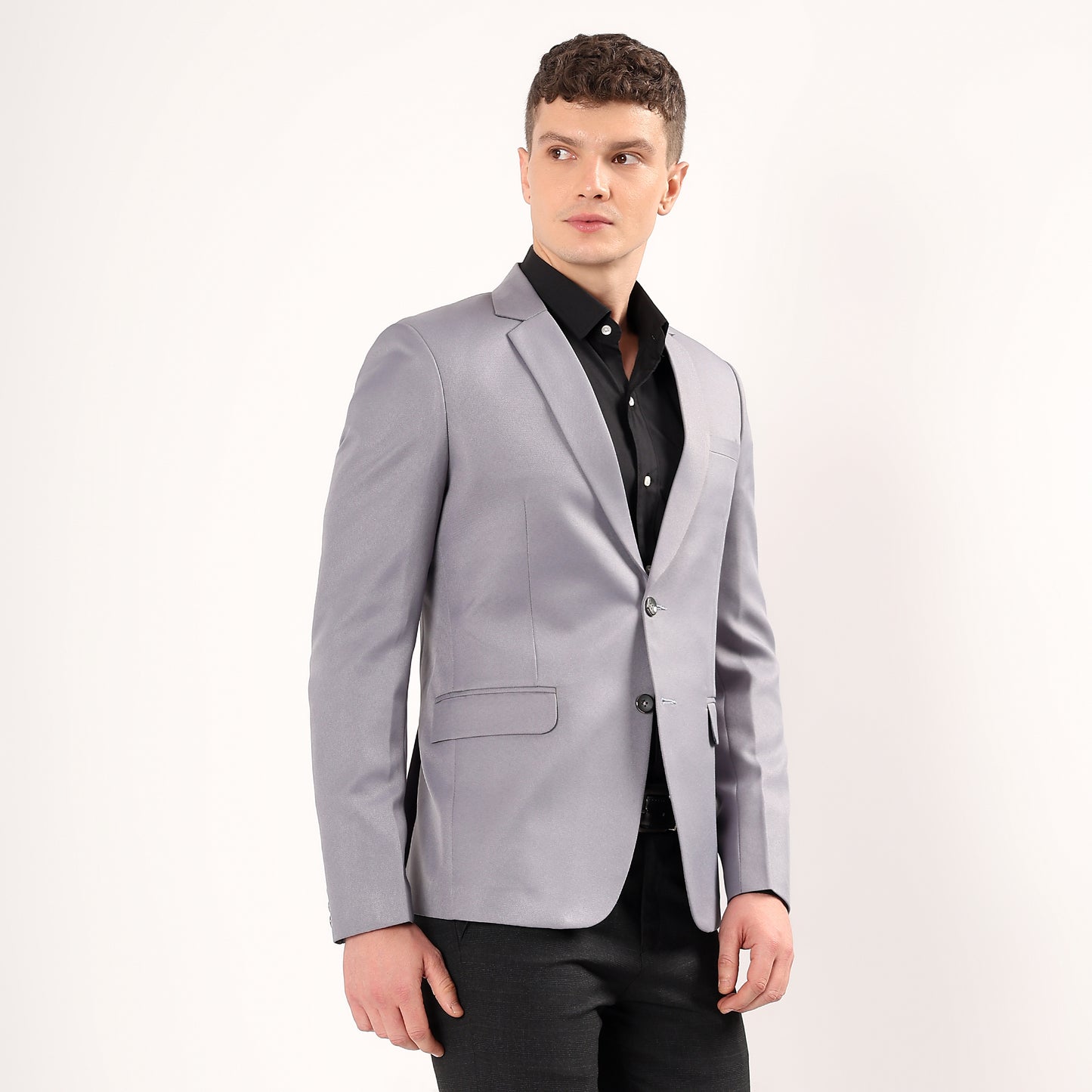 Button close-up on Darelooks Spanish grey blazer two-button single breasted modern cut