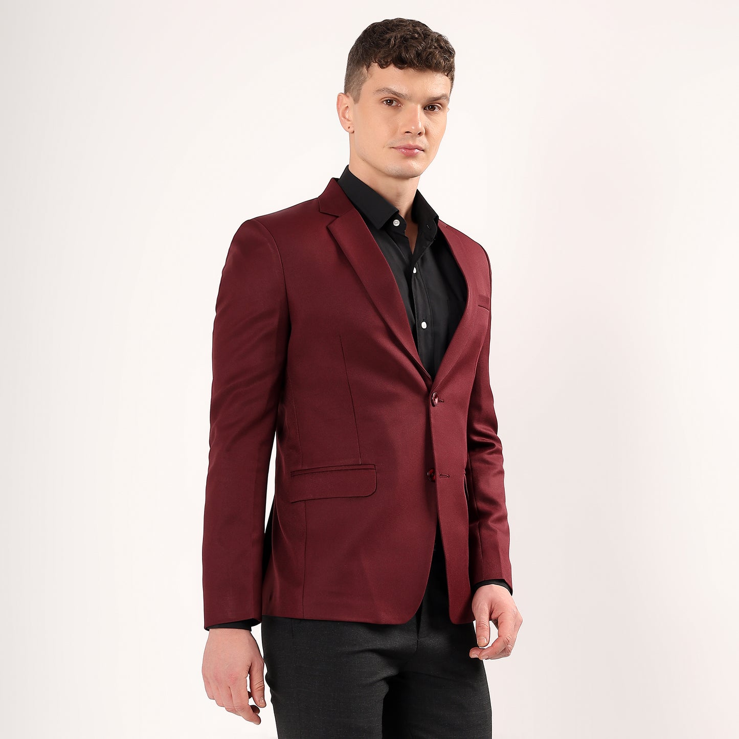 Darelooks wine blazer styled on model size 40 on 6'1 frame for a polished modern fit