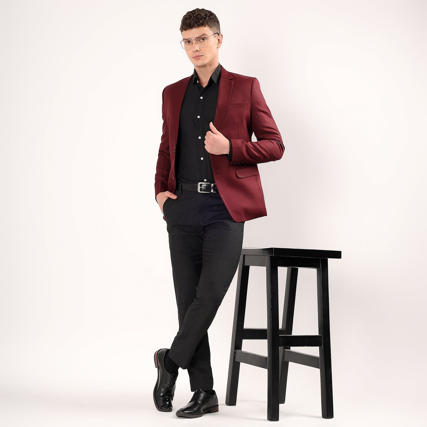 Close-up of Darelooks wine blazer featuring 5 pocket functionality and detailed stitching