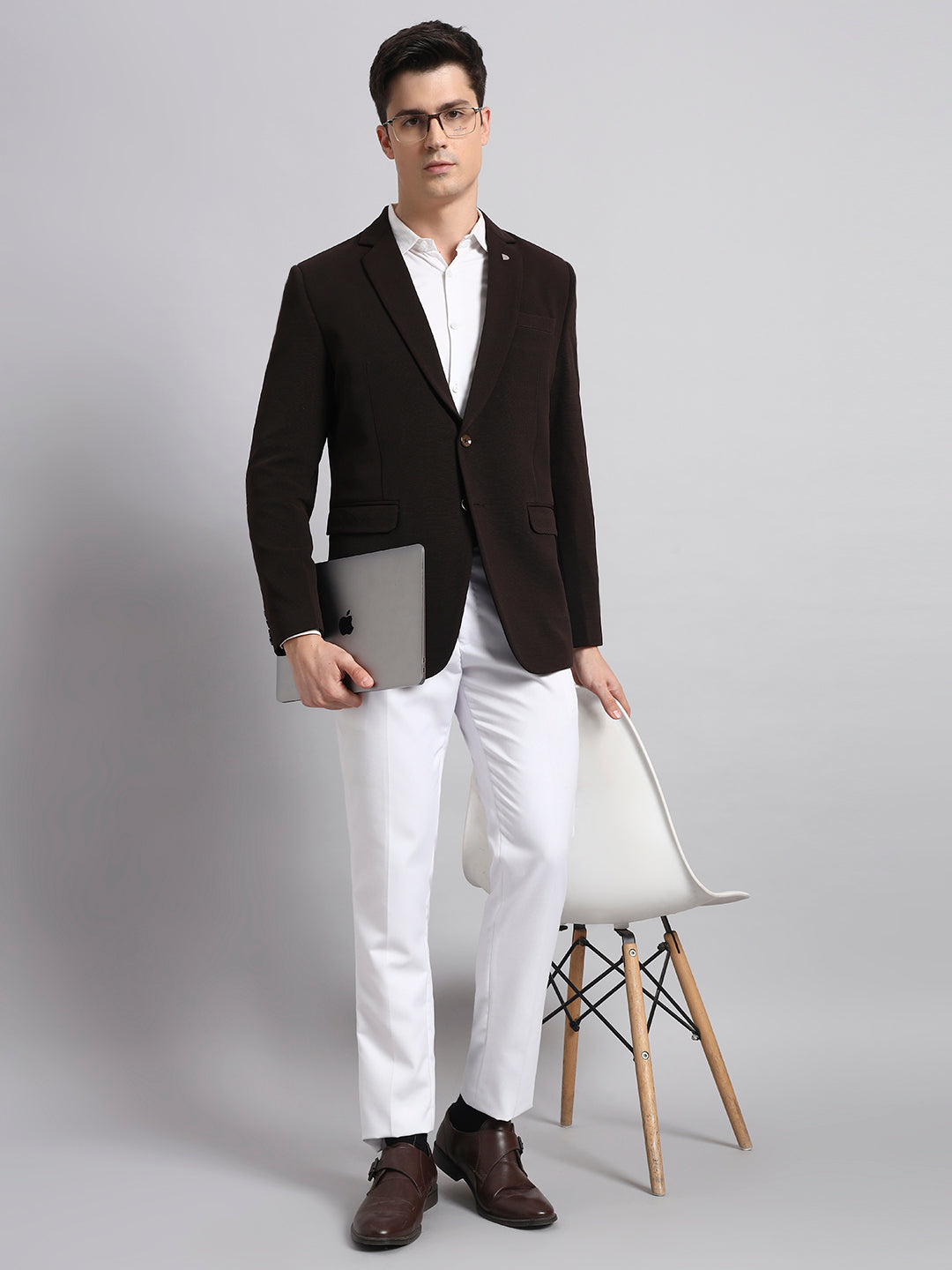 Timeless men’s fashion look with brown stretch blazer