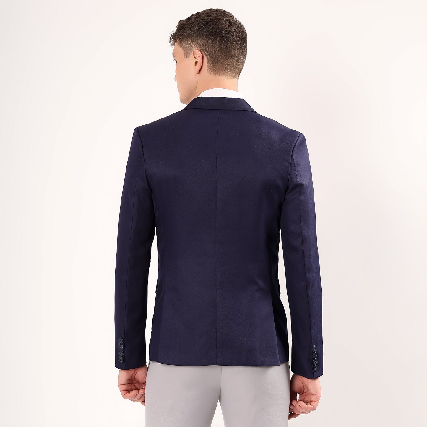 Detailed view of sharp notch lapel  adds timeless appeal to Darelooks men's navy blazer